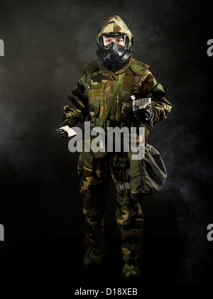La maschera antigas MOPP Gear inc utilizza il kit di analisi dell'acqua per agenti chimici M272 ( lewisite, agenti nervosi, cianuro e senape ) Foto Stock