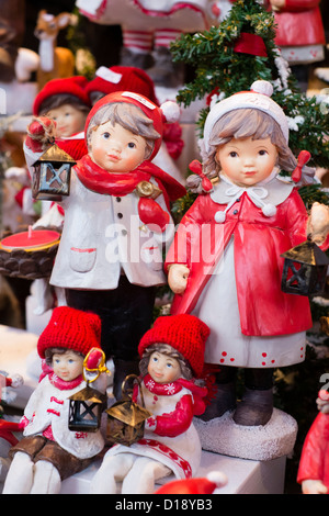 Tradizionale in legno intagliato ornamenti stagionali per la vendita in stallo a Mercatino di Natale di Colonia Germania Foto Stock