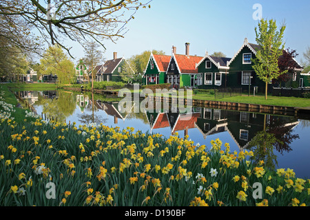 Le case si riflette sul canal, Zaannse Schans open-air museum, Paesi Bassi Foto Stock