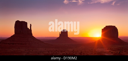 Alba dietro West Mitten Butte, East Mitten Butte e Merrick Butte, The Mittens at Sunrise, Monument Valley Navajo Tribal Park, Arizona, Stati Uniti Foto Stock