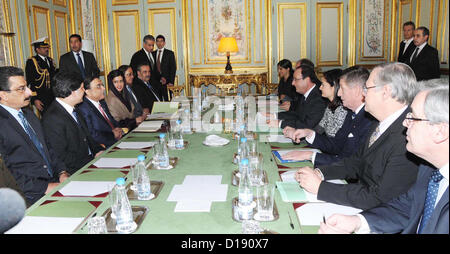 Il presidente del Pakistan Asif Ali Zardari e il Presidente francese François Hollande durante la riunione dei due Presidenti dell'Elysee Palace a Parigi il Martedì, Dicembre 11, 2012. Foto Stock