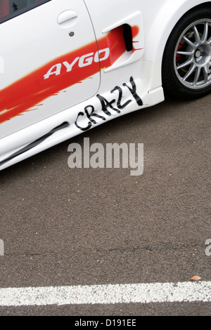 Una Toyota Aygo crazy parcheggiata in un'auto show. Foto Stock