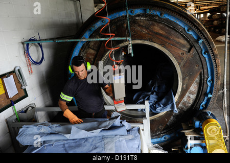 URUGUAY San Jose, conceria Bader produzione di pelli da pelle di mucca per seggiolini per auto di BMW e di altre marche di auto, Wet Blue si riferisce al cromo umido-pelli conciate. La colorazione bluastra è prodotta per il cromo agente conciante cromo III ossido che è di colore blu ed è contenuta nella pelle dopo la concia Foto Stock