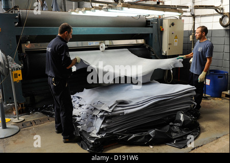 URUGUAY San Jose, conceria Bader produzione di pelli da pelle di mucca per seggiolini per auto di BMW e di altre marche di auto, Wet Blue si riferisce al cromo umido-pelli conciate. La colorazione bluastra è prodotta per il cromo agente conciante cromo III ossido che è di colore blu ed è contenuta nella pelle dopo la concia Foto Stock