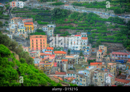 Alberi di limoni della costiera amalfitana affacciato sulla città di minori con enormi passi tagliati a th eside delle colline tutte lungo la Costiera Amalfitana Foto Stock