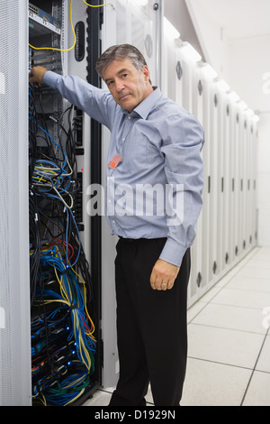 Lavoro tecnico e la riparazione di un server Foto Stock