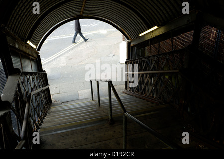 Gradini e ringhiera in tunnel che conduce giù per strada, il passaggio pedonale Foto Stock