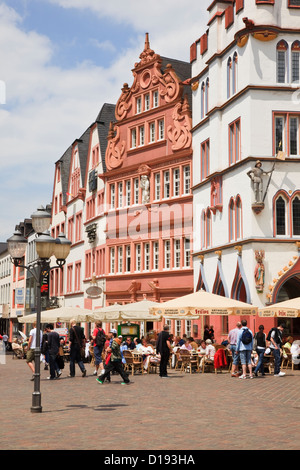 Hauptmarkt, Trier, Renania-Palatinato, Germania. Vecchi edifici intorno al principale piazza storica nella più antica città tedesca Foto Stock