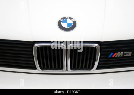 La griglia anteriore ed il badge di un classico bianco BMW M3 auto. Foto Stock