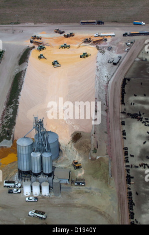 Fotografia aerea le consegne di mais al bestiame feedlot Nebraska Foto Stock
