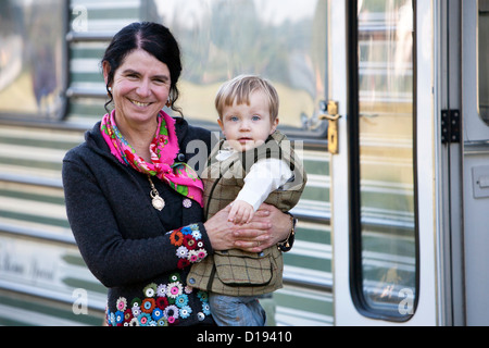 Gypsy lady con suo nipote al di fuori della loro roulotte Foto Stock