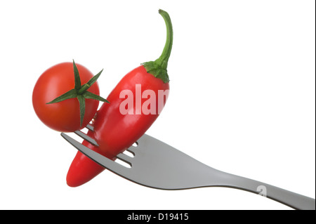 Rosso pomodoro e peperoncino su una forcella contro uno sfondo bianco Foto Stock