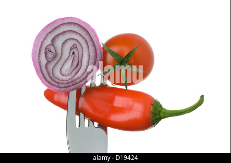 Red alimenti compresi cipolla pomodoro e peperoncino rosso su una forcella contro white Foto Stock