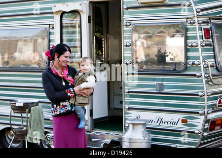 Gypsy lady con suo nipote al di fuori della loro roulotte Foto Stock