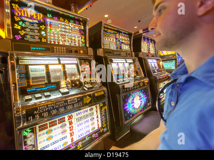 Un giocatore in un casino di Las Vegas Blvd. a Las Vegas, Nevada. Foto Stock