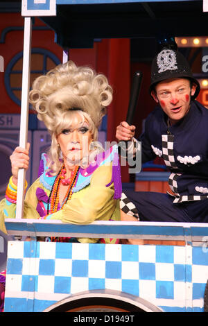 LILY SAVAGE AKA Paul O'GRADY ALADDIN UN DESIDERIO. PHOTOCALL Londra Inghilterra Regno Unito 11 Dicembre 2012 Foto Stock