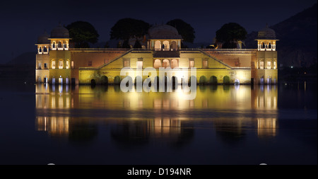 Jaipur Lago Palace (Jal Mahal) a notte. India Rajasthan Foto Stock