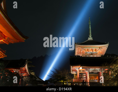 L'illuminazione della luce in autunno autunno () della pagoda a Kiyomizu-dera tempio, Kyoto Foto Stock