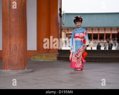 Bambino giapponese. Ragazza in kimono tradizionali con ombrellone Foto stock  - Alamy