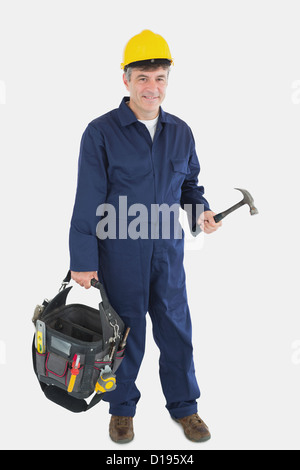 Il tecnico indossa hardhat mentre trasportano borsa portautensili Foto Stock