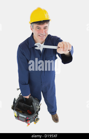 Coppia meccanico con chiave che trasportano borsa portautensili Foto Stock