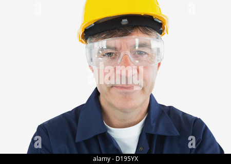 Il tecnico indossa occhiali protettivi e hardhard Foto Stock