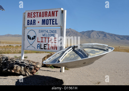 Il 'Piccolo Ale'Inn' (alien - get it?) cafe di Rachel, Nevada, vicino " zona 51'. Un UFO entra nel parcheggio. Foto Stock
