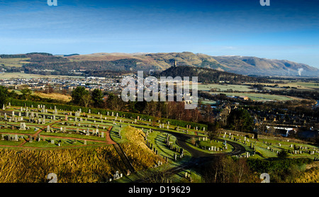 Vista dal castello di Stirling verso la Wallace Monument e la Campsie Hills Foto Stock