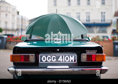 Trionfo TR6 Cabrio si ripara dalla pioggia su Great Yarmouth promenade Foto Stock