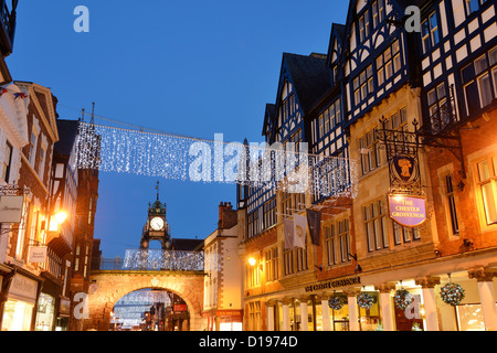 Il Eastgate Clock e The Chester Grosvenor Hotel e Spa di sera Foto Stock