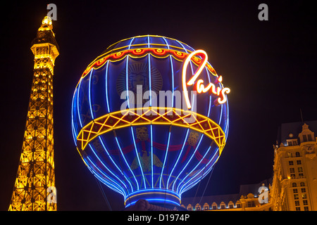 Il Paris Resort and Casino notturno su Las Vegas Blvd. a Las Vegas, Nevada. Foto Stock