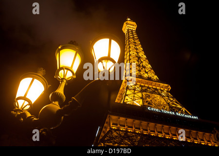 Il Paris Resort and Casino notturno su Las Vegas Blvd. a Las Vegas, Nevada. Foto Stock