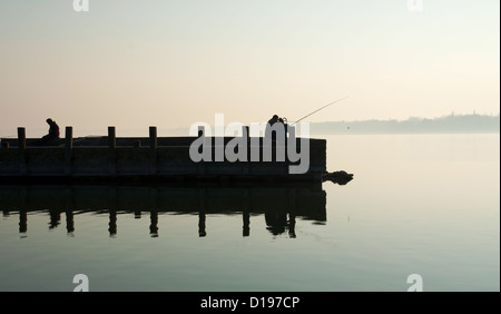 Il pescatore sul molo sul Lago Balaton (Keszthely, Ungheria) Foto Stock