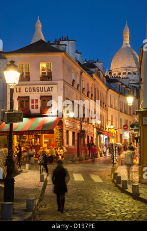 Twilight nel villaggio di Montmartre con le cupole del Basilique du Sacre Coeur oltre, Parigi Francia Foto Stock