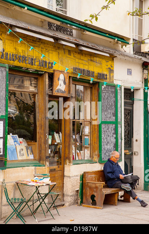 L'uomo la lettura di un libro a Shakespeare e la società Bookstore nel Quartiere Latino di Parigi Francia Foto Stock