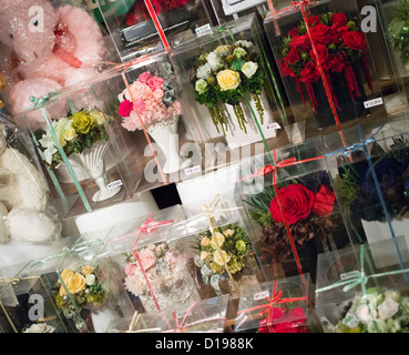 Fiori per la vendita nel Kabuki-cho ( Kabuki cho ) il quartiere a luci rosse di Shinjuku Giappone. Host / hostess club area di vita notturna Foto Stock