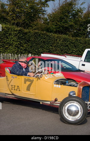 American personalizzati di hot rod cars lasciando un auto show. Foto Stock