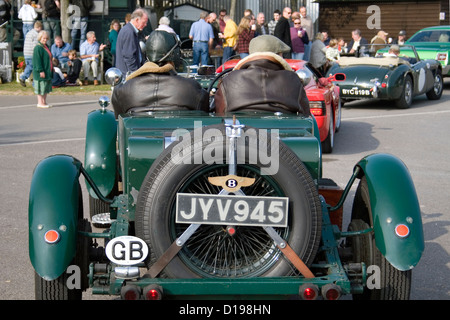 Il retro di un vintage Bentley auto viene allontanato da un auto show. Foto Stock