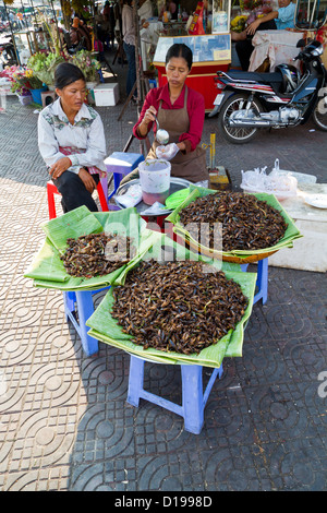 Vendita di scarafaggi arrosto su un mercato in Phnom Penh Cambogia Foto Stock