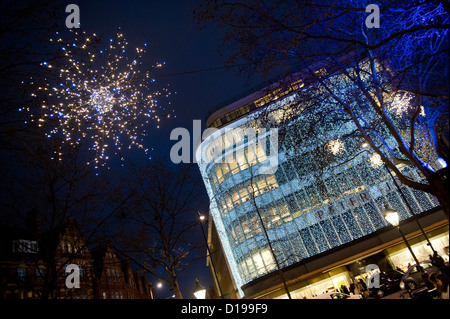 Le luci di Natale al di fuori di Peter Jones, Sloane Square, London, Regno Unito Foto Stock