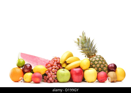 Pila di frutti diversi su un tavolo isolato su sfondo bianco Foto Stock