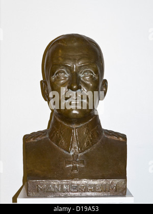 Busto in bronzo del barone Carl Gustaf Emil Mannerheim che fu il comandante in capo della Finlandia le forze di difesa durante la II Guerra Mondiale Foto Stock