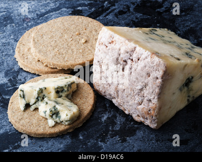 Un pezzo di blu del formaggio Stilton con oat i biscotti su una ardesia in marmo piatto Foto Stock