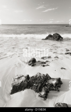 Hawaii Big Island, Costa di Kona, Makalawena Beach, oceano di lavaggio sulle rocce (seppia fotografia). Foto Stock