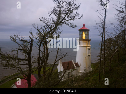 O00689-00...OREGON - Heceta Head Lighthouse che si affacciano sull'Oceano Pacifico a gomito diavoli parco dello stato. Foto Stock