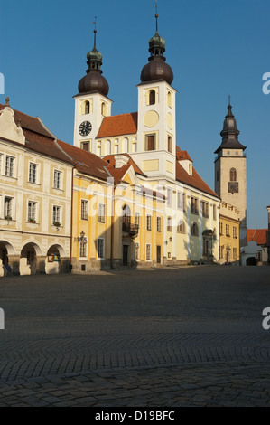 Elk188-3299v Repubblica Ceca, Telc, namesti Zachiariase z Hradec, NE angolo della piazza principale, con il Santo Nome di Gesù chiesa Foto Stock