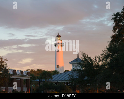 Nel tardo pomeriggio la luce sul St Simons Island Lighthouse su San Simons Island Georgia Foto Stock