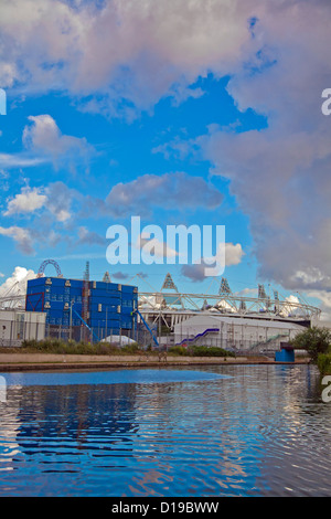 Vista dello Stadio Olimpico e Arcelor Mittal Orbit in Stratford attraverso il fiume Lea, Hackney Wick, a est di Londra. Foto Stock