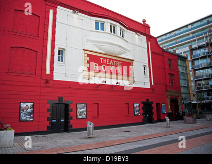 La facciata della Theatre Royal Stratford East, Gerry Raffles Square, Stratford, Londra, Inghilterra, Regno Unito Foto Stock