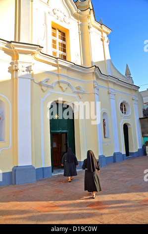 Due monache a camminare verso una chiesa Anacapri Isola di Capri ITALIA Foto Stock